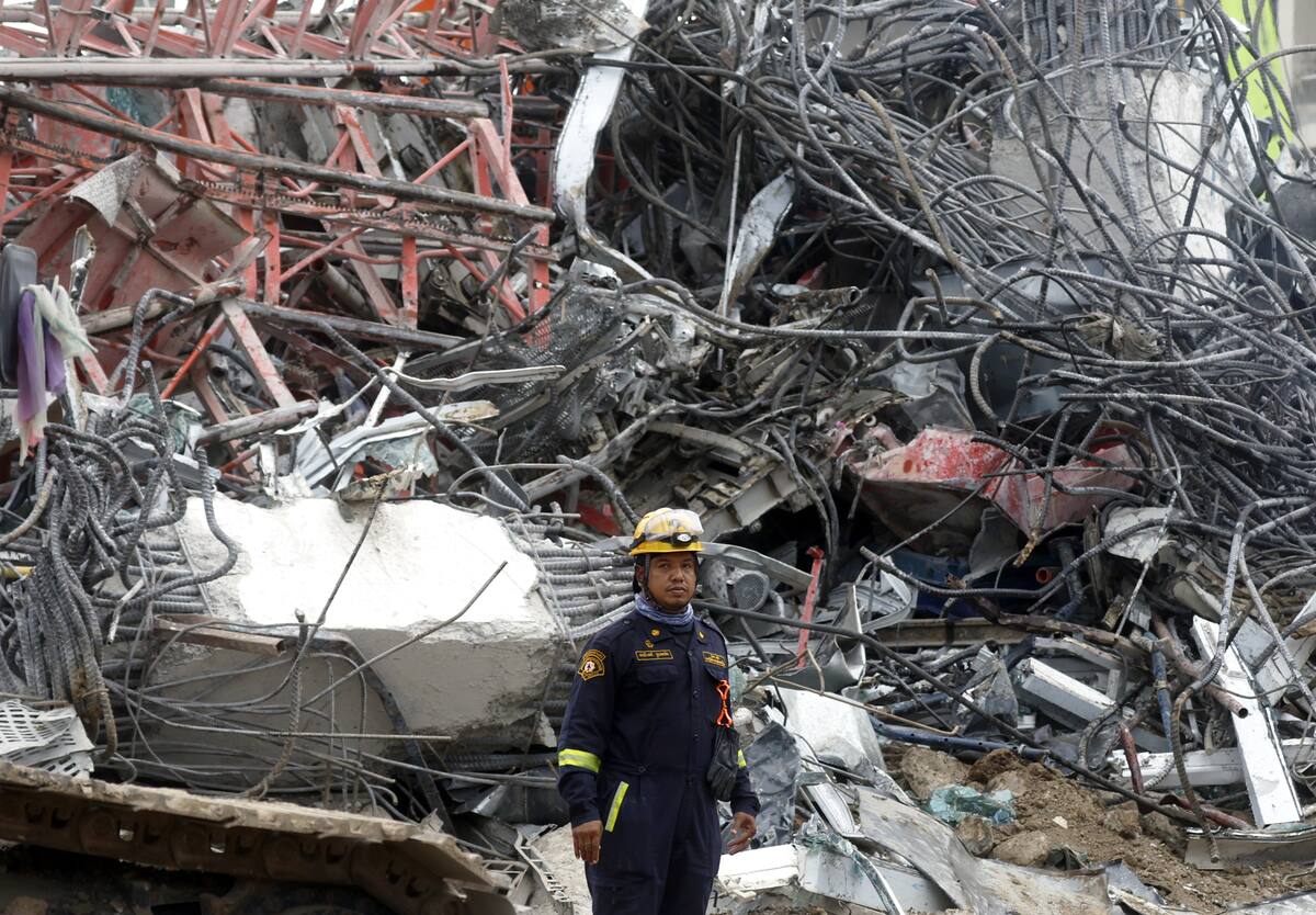 Un trabajador de rescate inspecciona los escombros durante una operación de búsqueda en el lugar de un edificio que se derrumbó después de un terremoto, en Bangkok, Tailandia. //EFE
