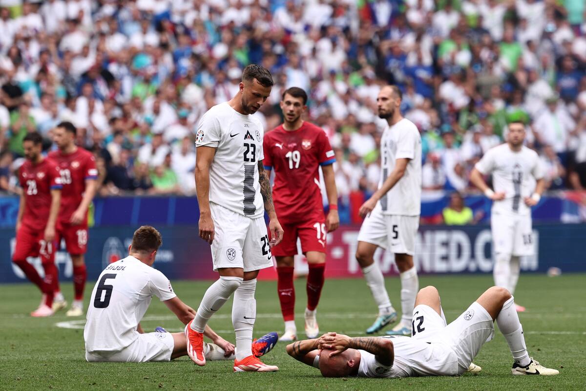 Los jugadores de Eslovenia parecen decepcionados después del partido de fútbol del Grupo C de la UEFA EURO 2024 entre Eslovenia y Serbia, en Munich, Alemania, el 20 de junio de 2024. //EFE
