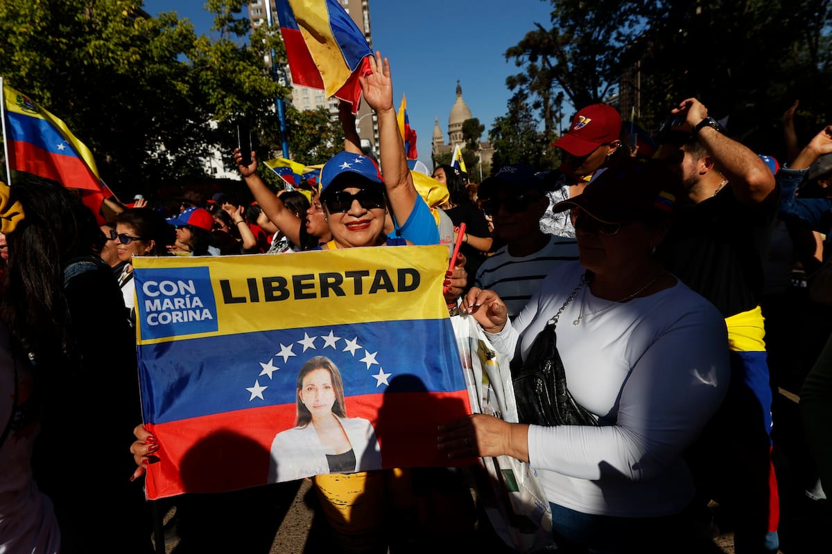 Miles de venezolanos salieron a las calles de Caracas para manifestarse contra la posesión de Nicolás Maduro. // Foto: EFE