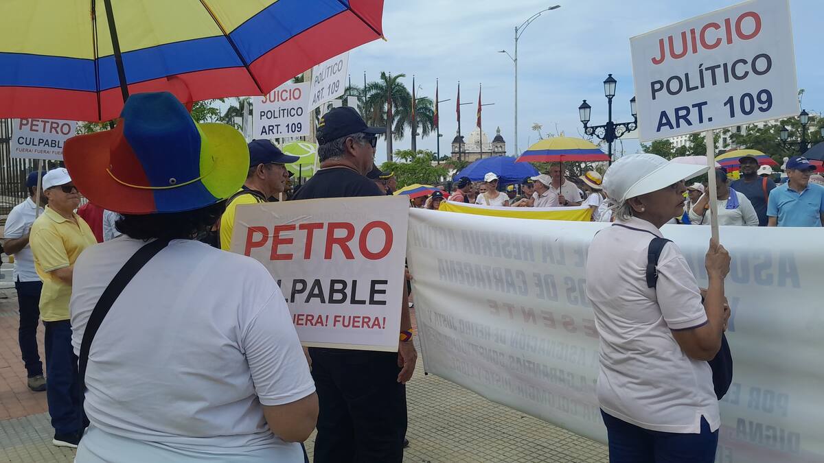 Desde tempranas horas de la mañana, en el monumento de la India Catalina, ciudadanos se reunieron para iniciar una marcha en contra de las gestiones del presidente Gustavo Petro.// Foto: Julio Castaño- El Universal