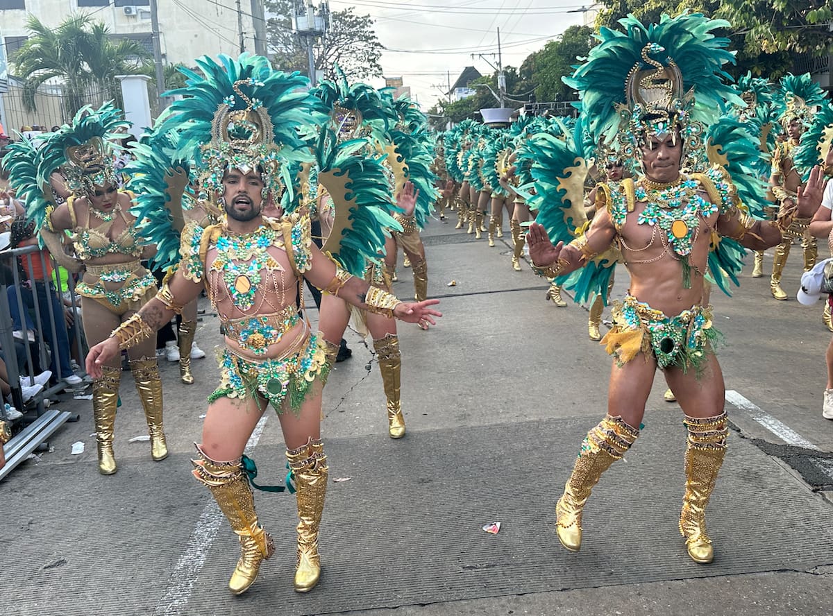 Danzarines en el desfile de la Noche de Guacherna del Carnaval de Barranquilla 2025.//Juan M. Cantillo-El Universal.