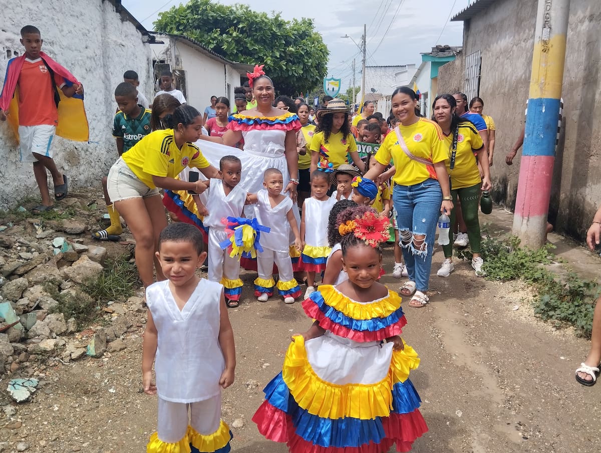 Los colores patrios se hicieron presentes en el desfile del barrio 7 de Agosto en Cartagena. // Óscar Díaz - El Universal.
