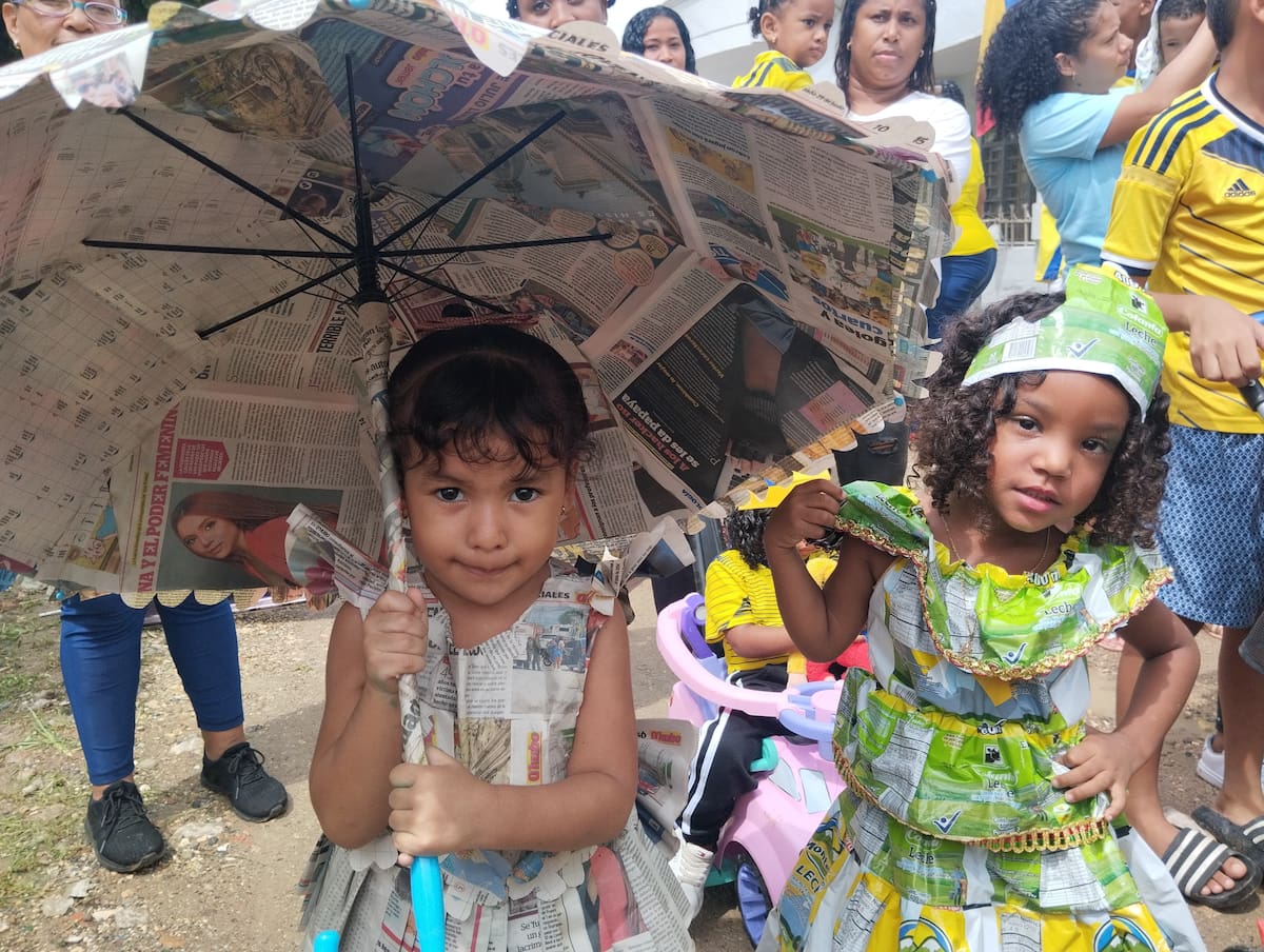 Niños y niñas de todas las edades participaron del desfile del barrio 7 de Agosto en Cartagena. // Óscar Díaz - El Universal.