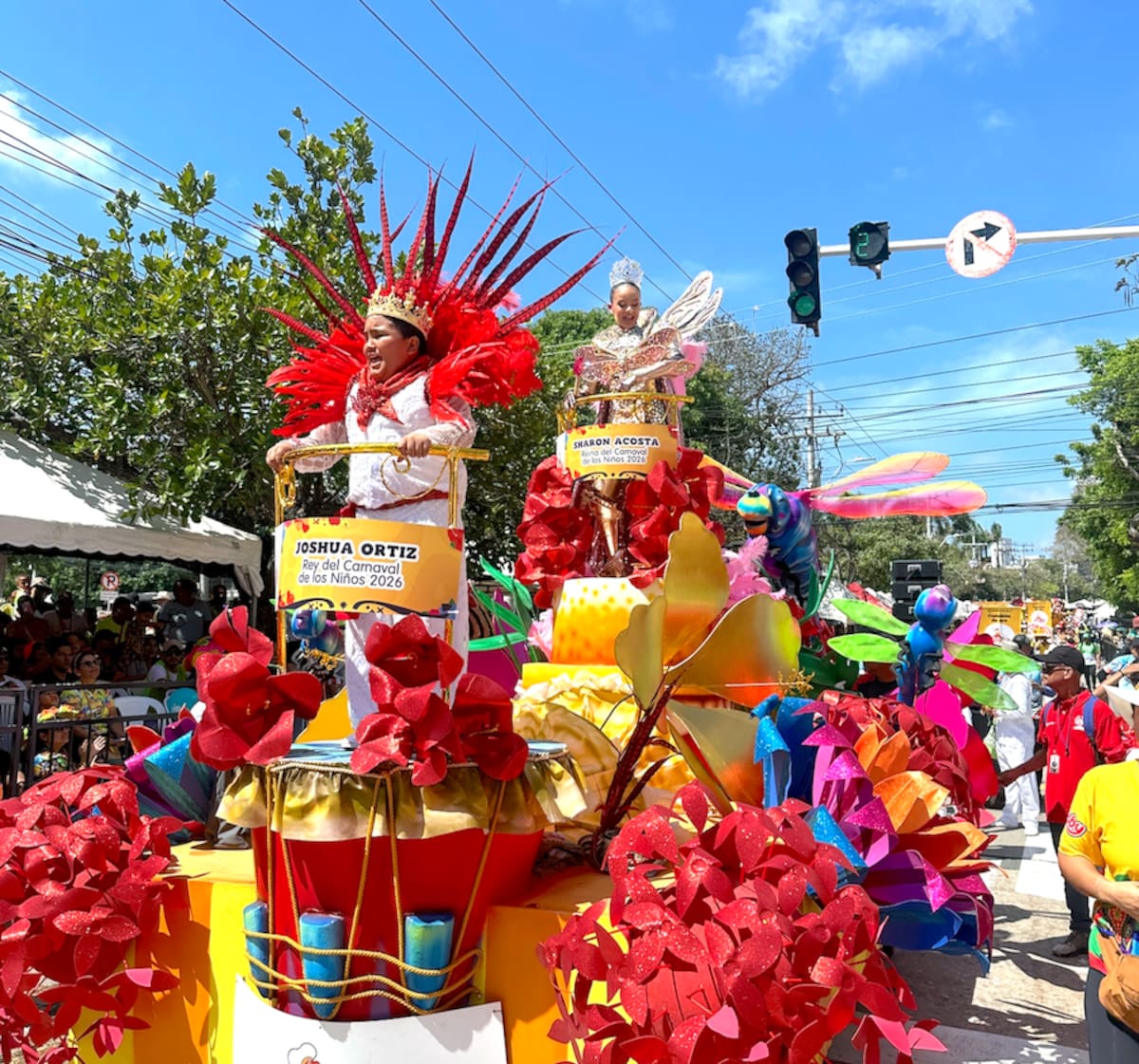 Sharon Acosta y Joshua Ortiz, reyes del Carnaval de los Niños, durante el desfile de este domingo.//Juan M. Cantilllo-El Universal.