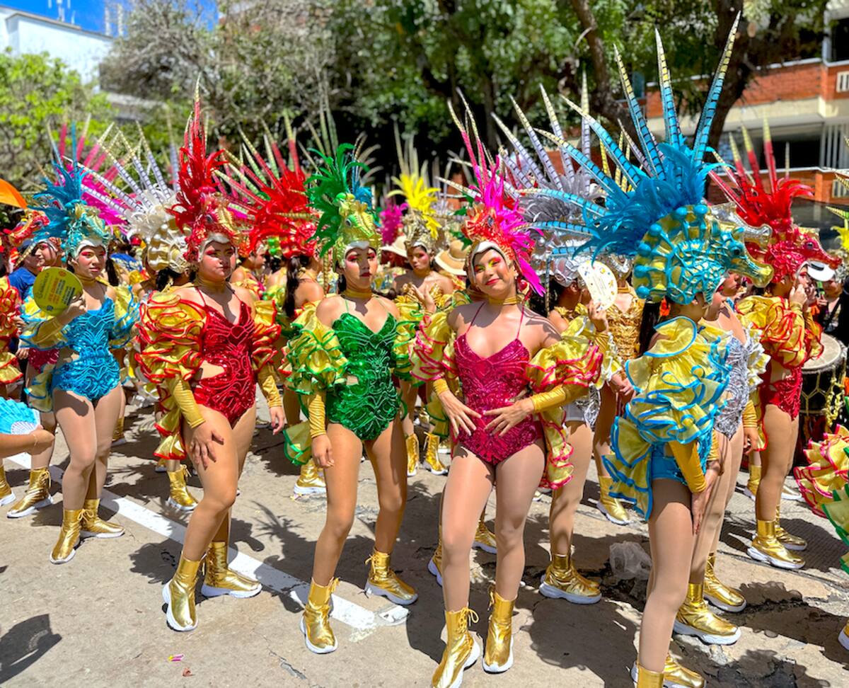Vestidos coloridos se fueron durante el Desfile del Carnaval de los Niños por la carrera 53.//Juan M. Cantilllo-El Universal.