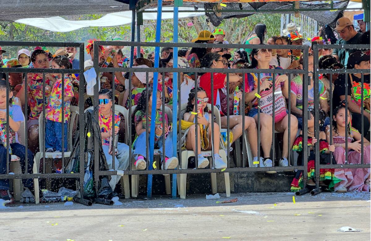 El Desfile del Carnaval de los Niños tuvo mucho público infantil a lado y lado de la carrera 53.//Juan M. Cantilllo-El Universal.