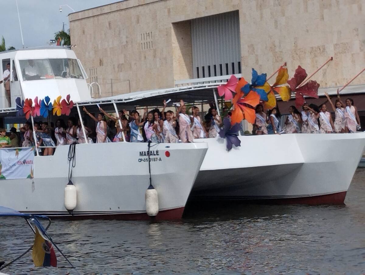 Las aspirantes al Concurso Nacional de Belleza (CNB) junto a las del Reinado de Independencia desfilaron por el muelle con el vitoreo de los cartageneros y visitantes. //Foto: Óscar Díaz - El Universal.