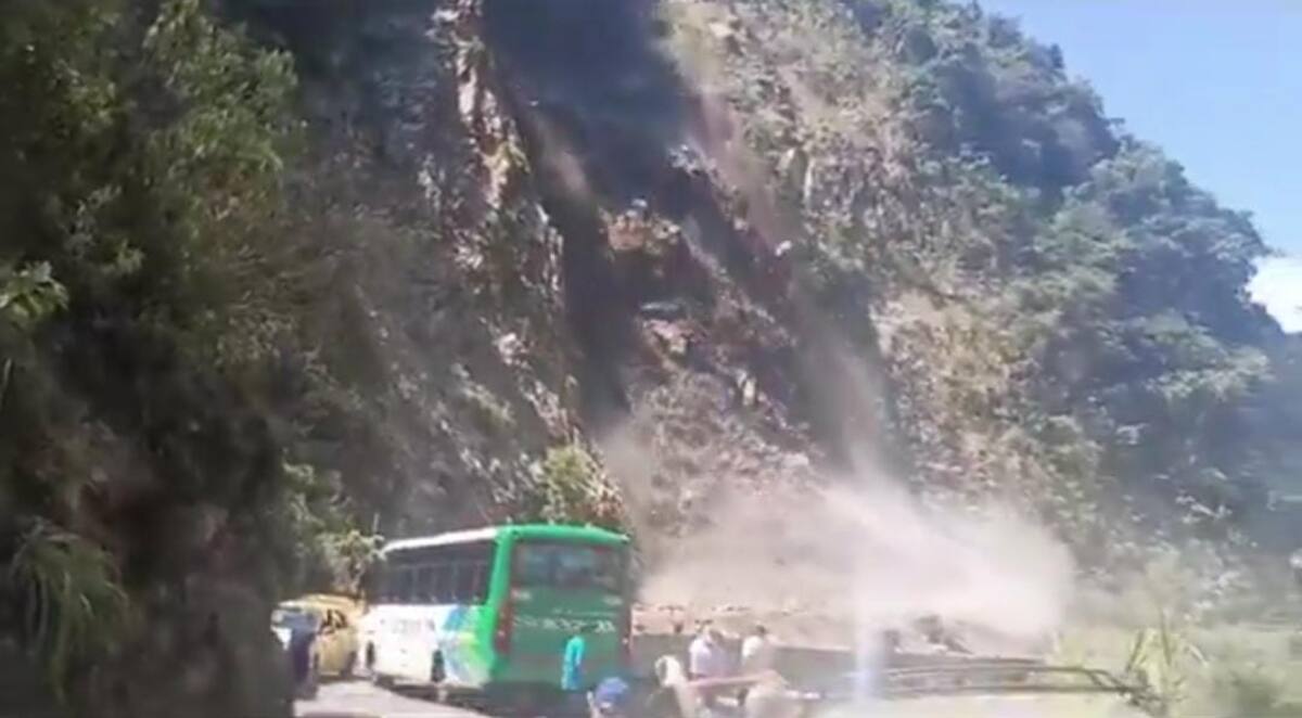 Deslizamiento de tierra en Salgar, Antioquia, generó pánico a conductores que transitaban por la vía. // Captura de Pantalla.
