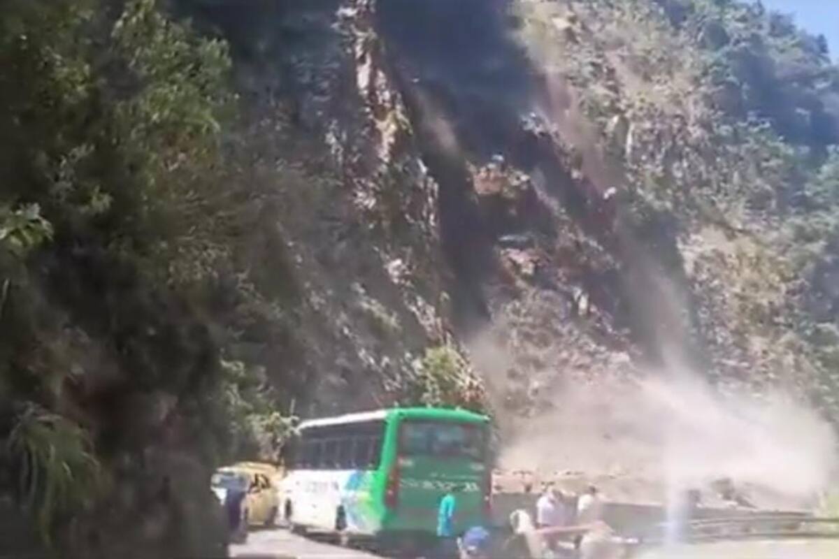 Video: Deslizamiento de tierra taponó vía en Salgar, Antioquia
