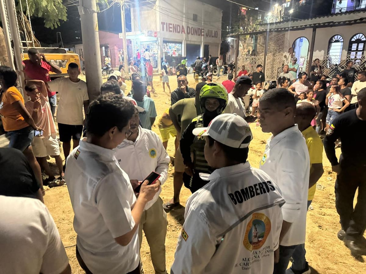 Autoridades presentes en la emergencia que se registró en las faldas de la Popa por cuenta de un deslizamiento de tierra. // Cortesía.