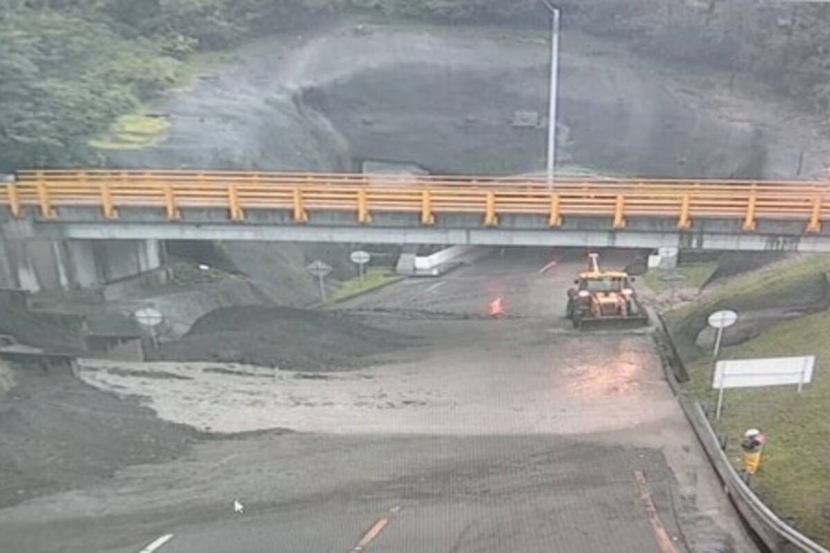 Vía al Llano fue cerrada por deslizamiento en la carretera
