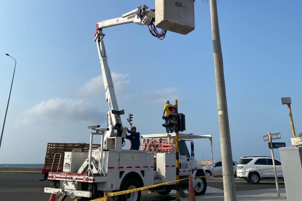 Desmontan 52 postes y cámaras obsoletas en Cartagena