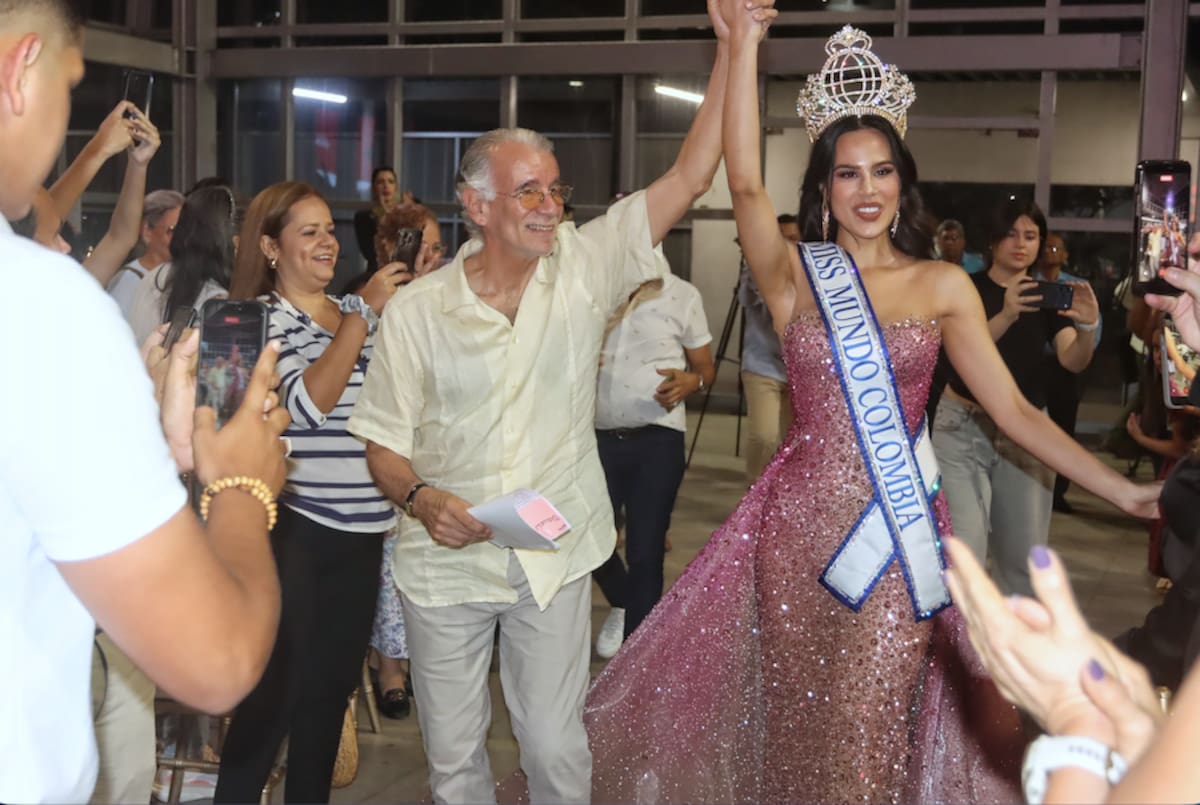 El gobernador del Atlántico, Eduardo Verano, dando la despedida a Andrea Romero Bretón, Miss Mundo Colombia, antes de viajar a Vietnam.//Cortesía Gobernación del Atlántico.