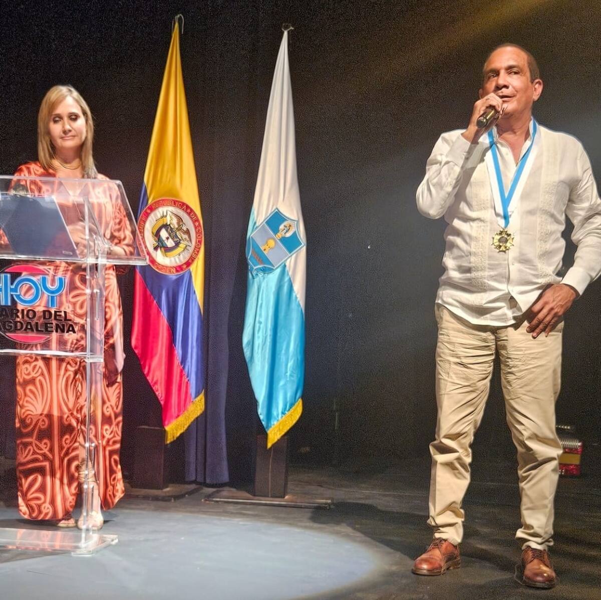 Rafa Manjarrez se dirige al público tras haber sido distinguido como Personaje del Año 2024 reconocido por Hoy Diario del Magdalena.