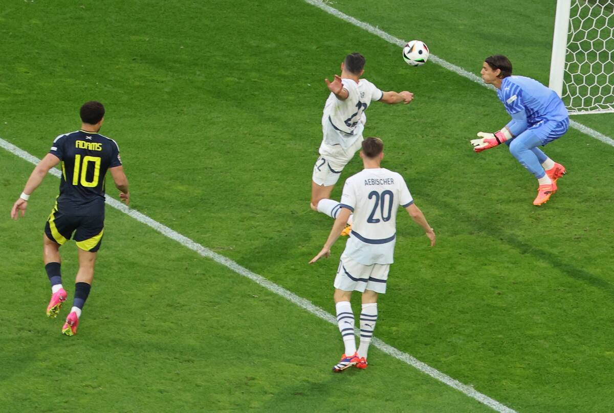 Fabian Schaer de Suiza (arriba) desvía un disparo el portero suizo Yann Sommer (R) y pone el marcador 1-0 durante el partido de fútbol del grupo A de la UEFA EURO 2024 entre Escocia y Suiza, en Colonia, Alemania, el 19 de junio de 2024. //EFE