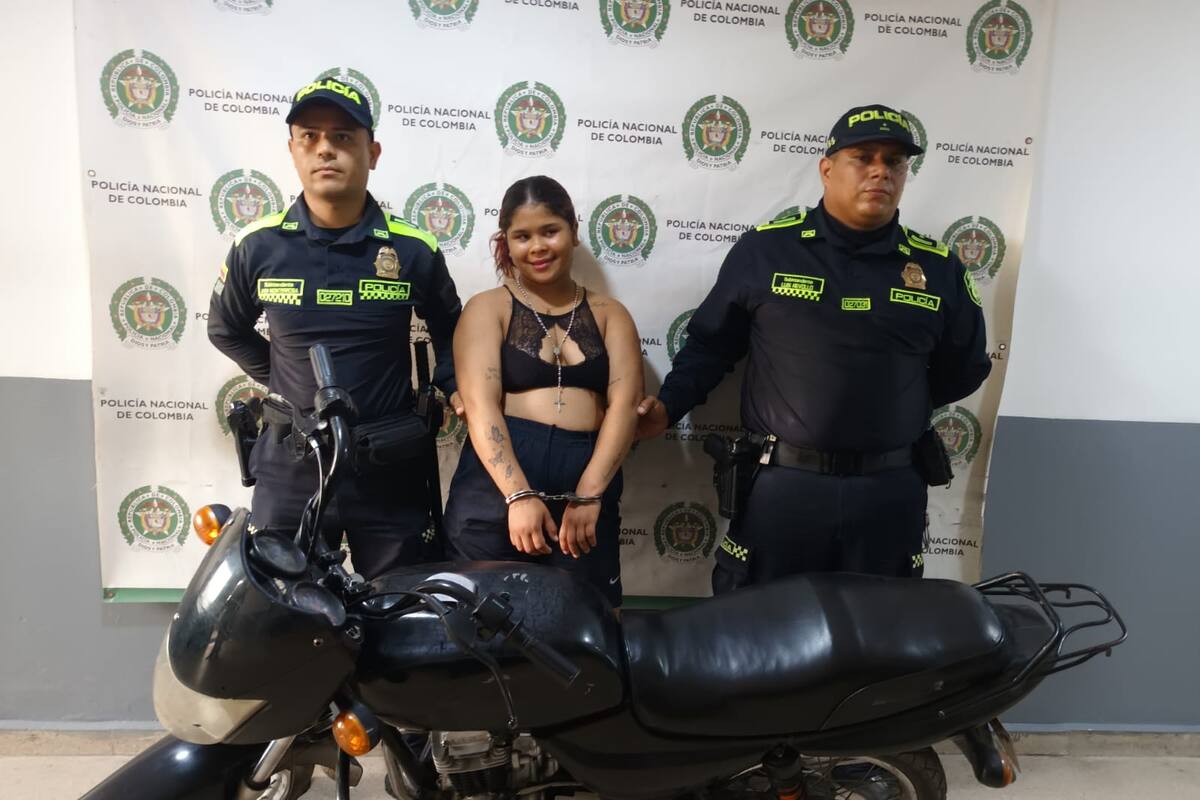 Capturan a una mujer con un revólver y una pistola: sonrió para la foto