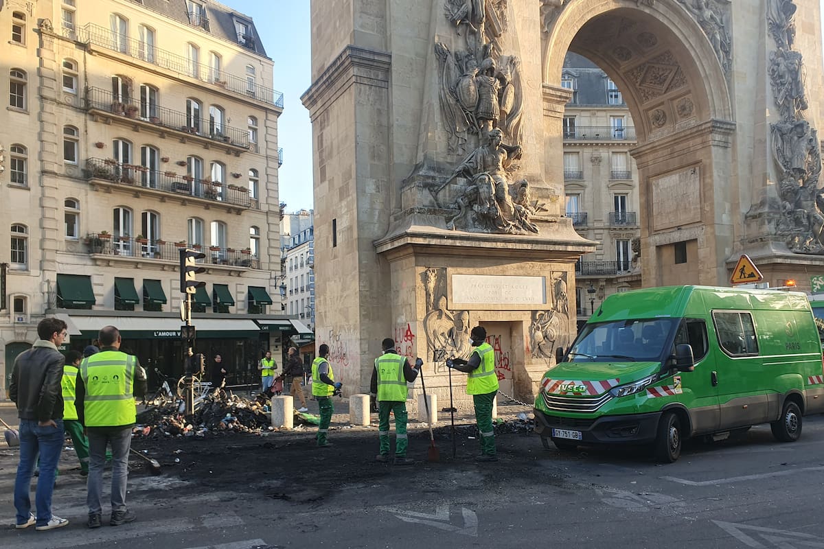 PARÍS, 18/10/2026.- Vista de los destrozos registrados en el centro de París este domingo. Las masivas protestas sociales que se organizaron este sábado en Francia, y que en muchas ciudades degeneraron en enfrentamientos con la policía, con edificios públicos vandalizados y saqueos de cientos de comercios, dieron lugar a 855 detenciones sólo en el área metropolitana de París. EFE/ Ángel Calvo