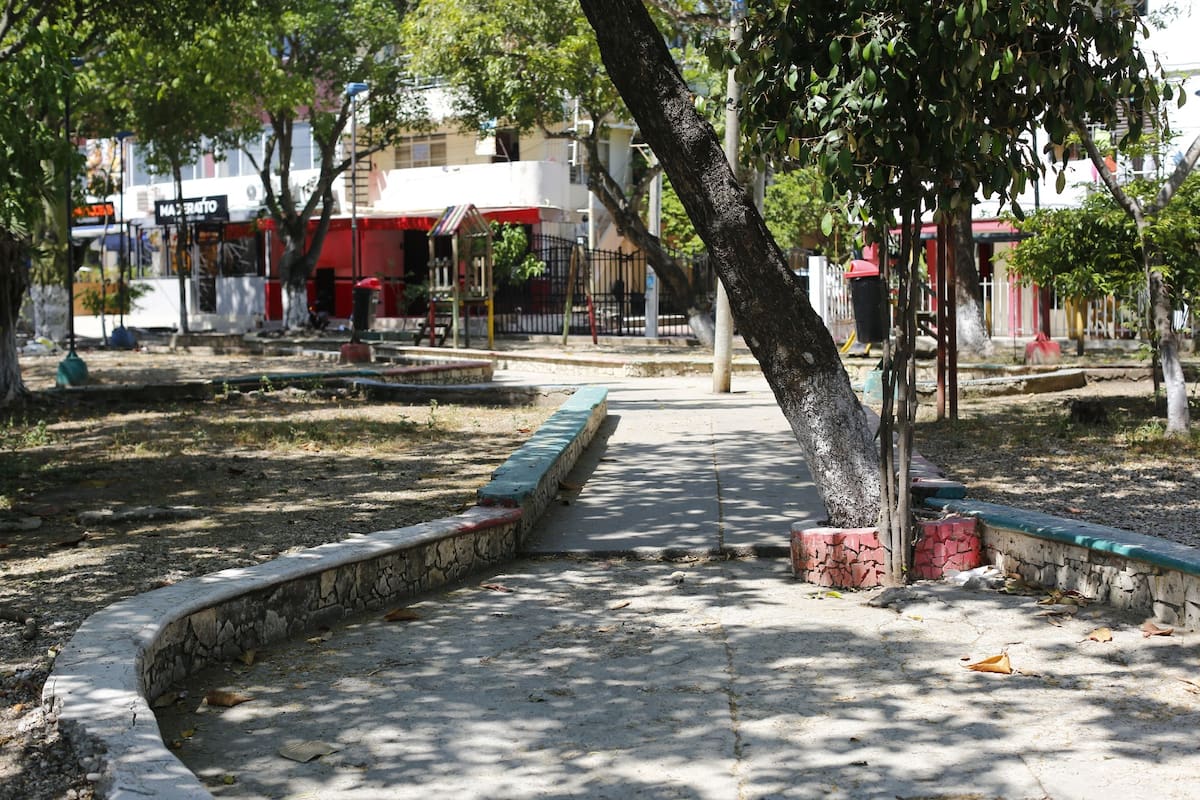 Deterioro del parque Orlando Cabrera en Cartagena: vecinos exigen intervención. // Foto: Luis Herrán - El Universal