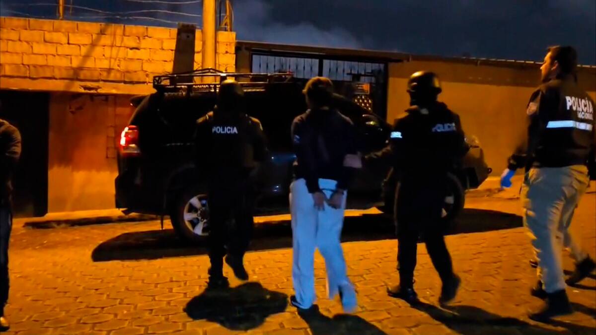 Captura de video cedido por la Policía Nacional de Ecuador del arresto de una persona parte de una red de pornografía infantil. //EFE