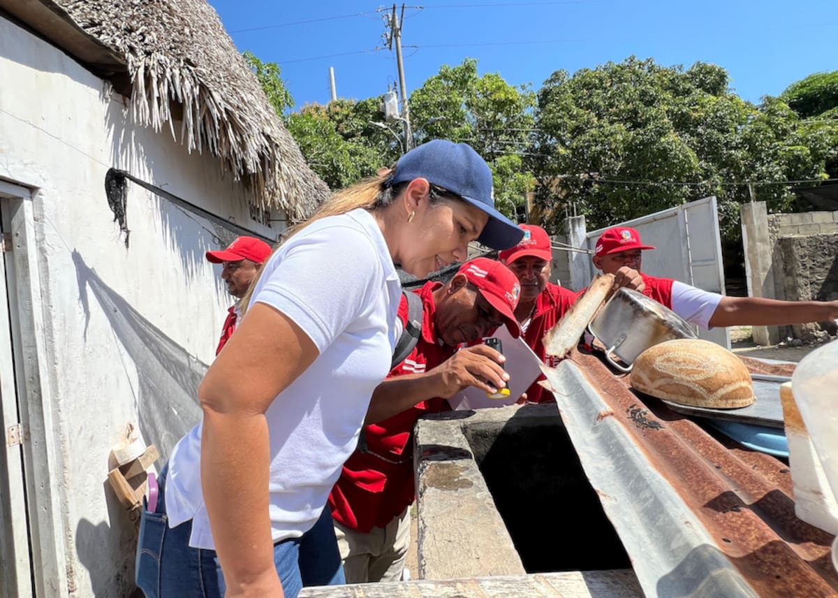 Durante las inspecciones que se hicieron en las viviendas se voltearon recipientes que estaban descubiertos y se brindaron recomendaciones a las familias sobre la disposición adecuada de residuos y el manejo de espacios donde se encontró acumulación de basura y llantas con agua lluvia.//Cortesía OPDGDA.