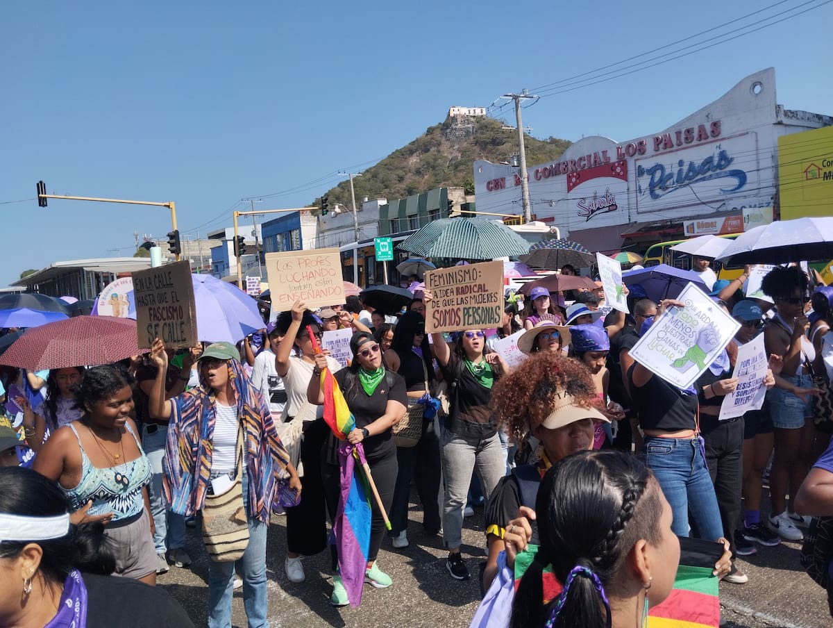 Marcha en el Dia de la mujer en Cartagena. // Foto: Oscar Diaz