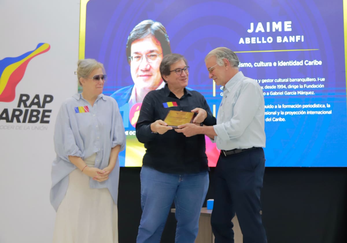 Jaime Abello Banfi agradeció el homenaje que se le rindió a él en persona al gobernador del Atlántico, Eduardo Verano De la Rosa.//Cortesía DCGDA.