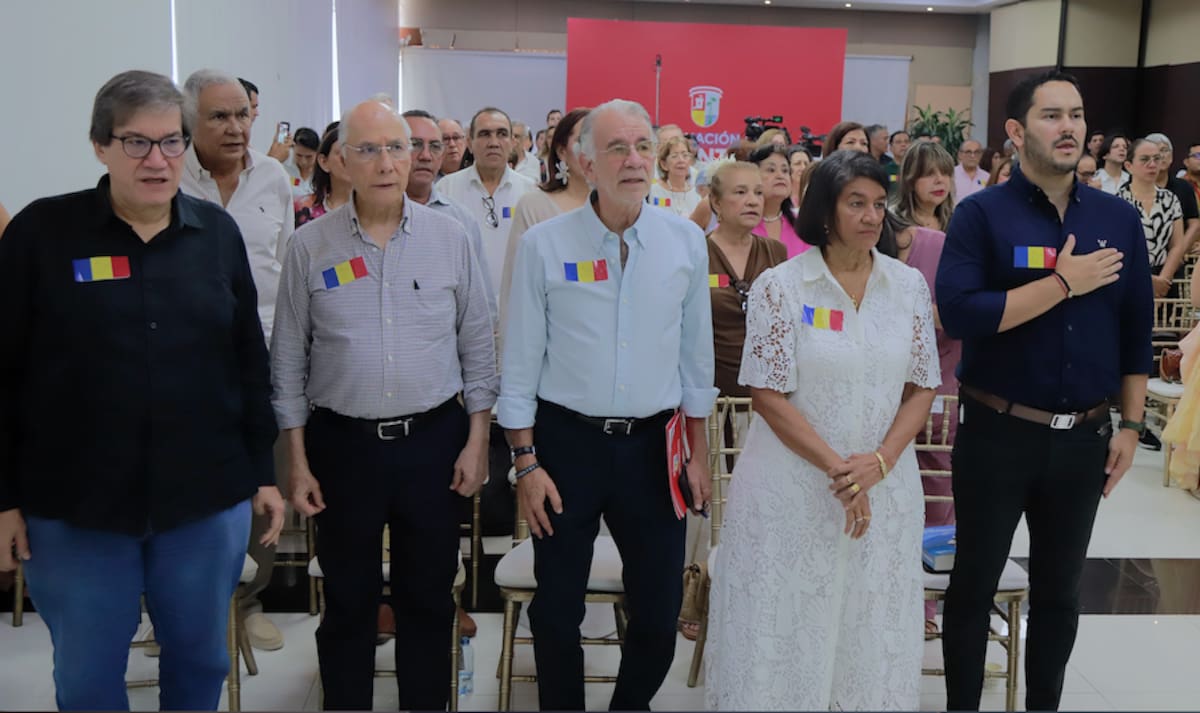 En el auditorio del piso 12 de la Gobernación del Atlántico se exaltó a Elvia Mejía Fernández y Jaime Abello Banfi y s hizo la presentación del libro del gobernador del Atlántico 2004-2007, Carlos Rodado Noriega, "Nuestra historia contada a partir del Caribe colombiano".// Cortesía DCGDA.