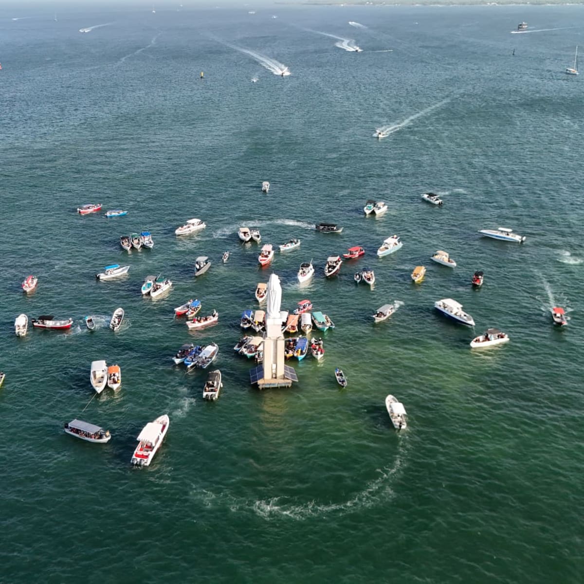 Decenas de embarcaciones hicieron parte del recorrido en el mar para venerar a la Virgen del Carmen en su día. // Foto: Diego Fierro - El Universal.