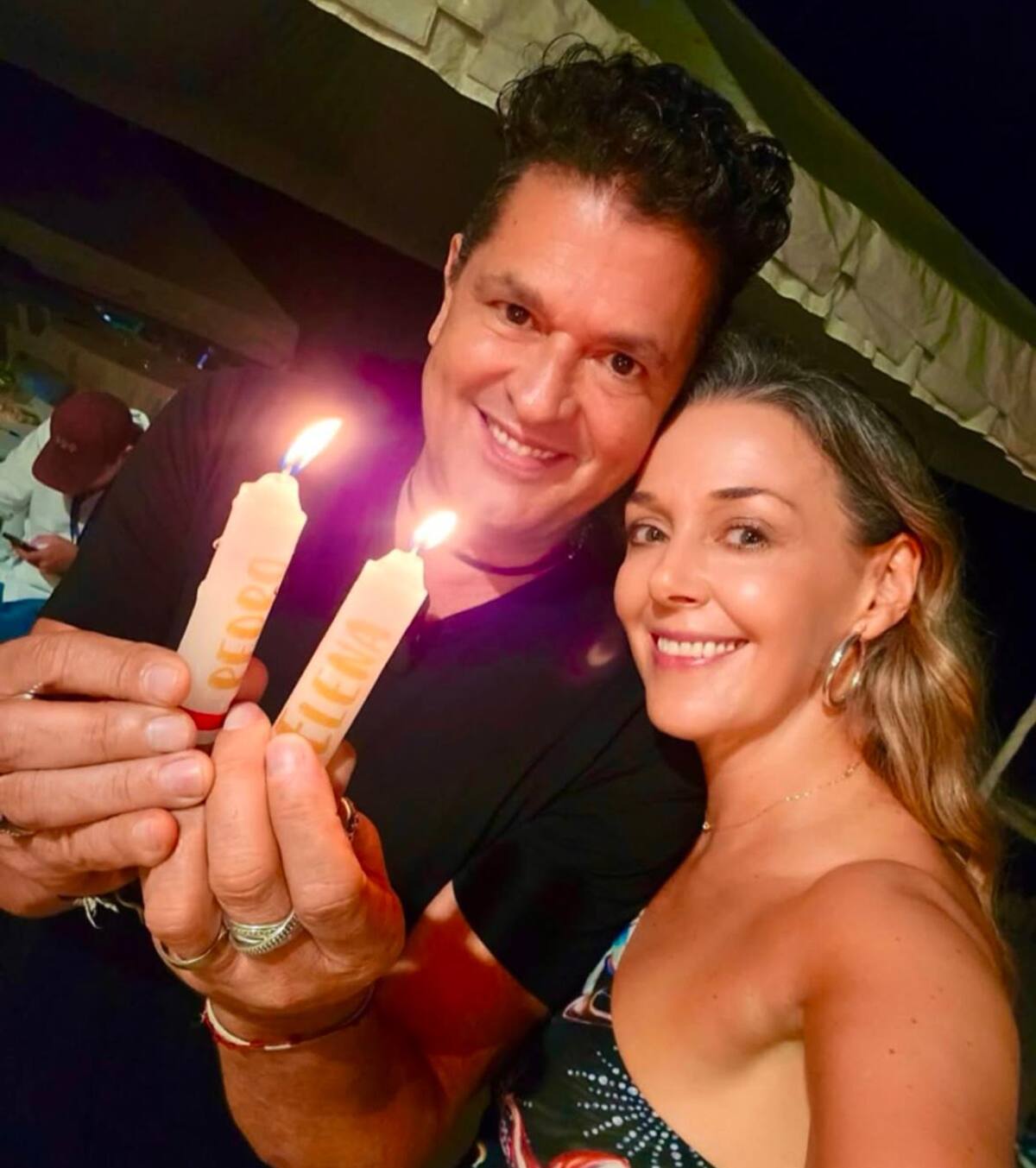 Carlos vives y Claudia Elena Vásquez prendieron velitas juntos el 7 de diciembre. //Foto: Tomada de redes sociales.
