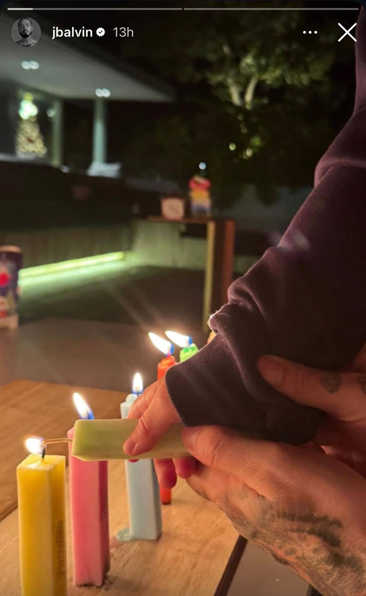 J Balvin acompañó a su hijo Río a prender velitas el 7 de diciembre. //Foto: Tomada de redes sociales.