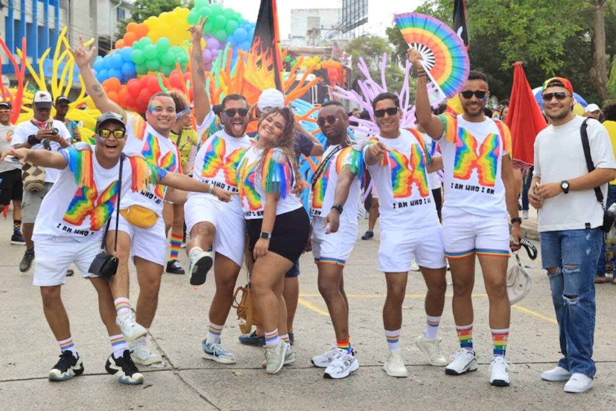 Muchas personas llegaron a la Plaza de La Paz en Barranquilla para conmemorar el Día del Orgullo Gay.