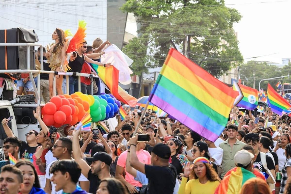 De todos los rincones del Atlántico llegaron a la Plaza de La Paz en Barranquilla para conmemorar el Día del Orgullo Gay.