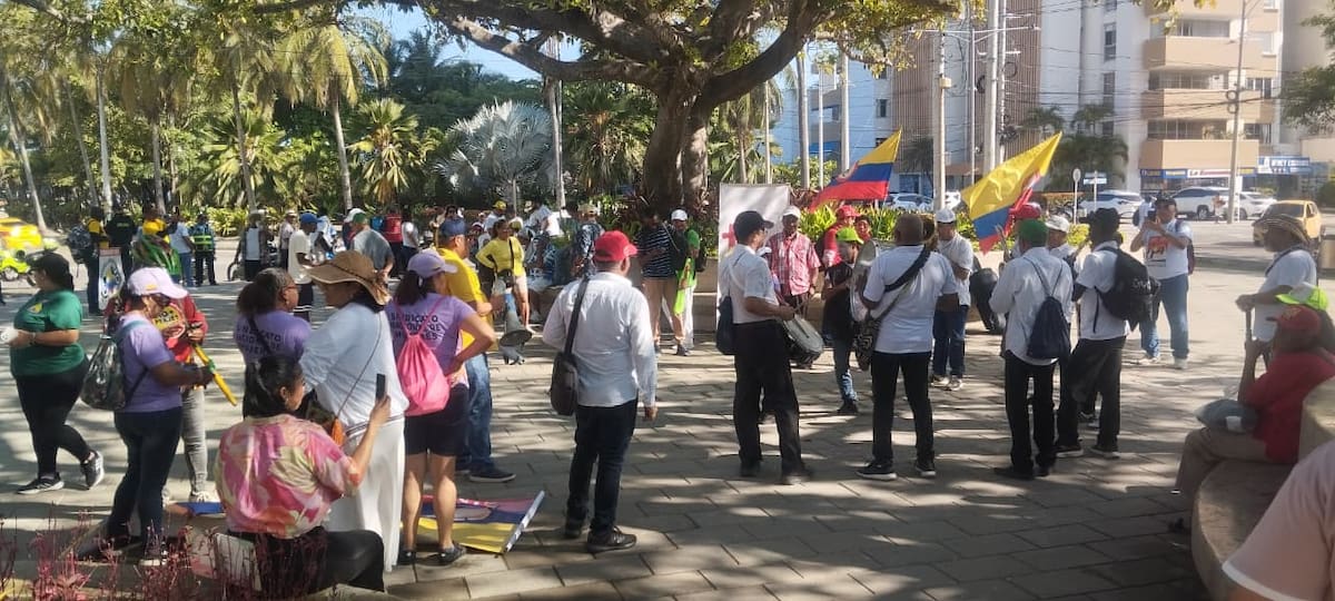 A las 7 de la mañana empezó la concentración de trabajadores en el Parque Flanagan, en Bocagrande. // Foto: Óscar Díaz Acosta