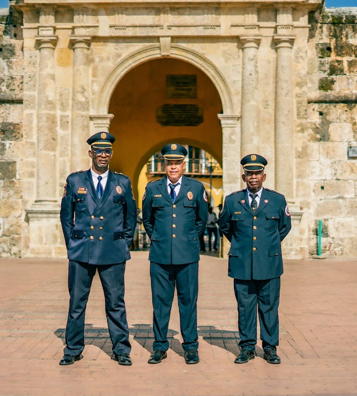 Los tenientes Aníbal Guerrero, con 44 años de servicio; Franklin Hamilton y Adolfo Canabal, ambos con 43 años como bomberos. // Foto: cortesía