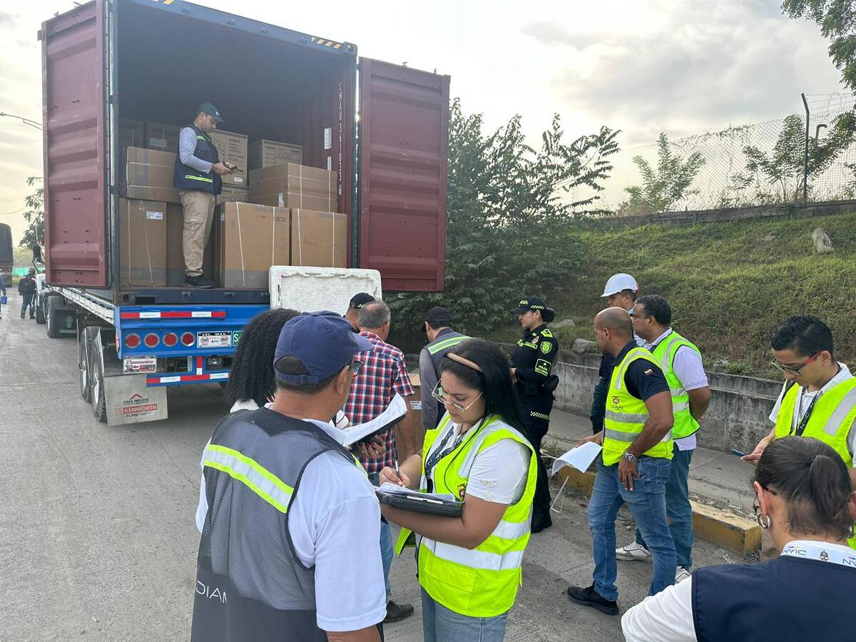 DIAN lanza operativos en Cartagena para frenar el contrabando navideño. // Foto: cortesía de la DIAN.