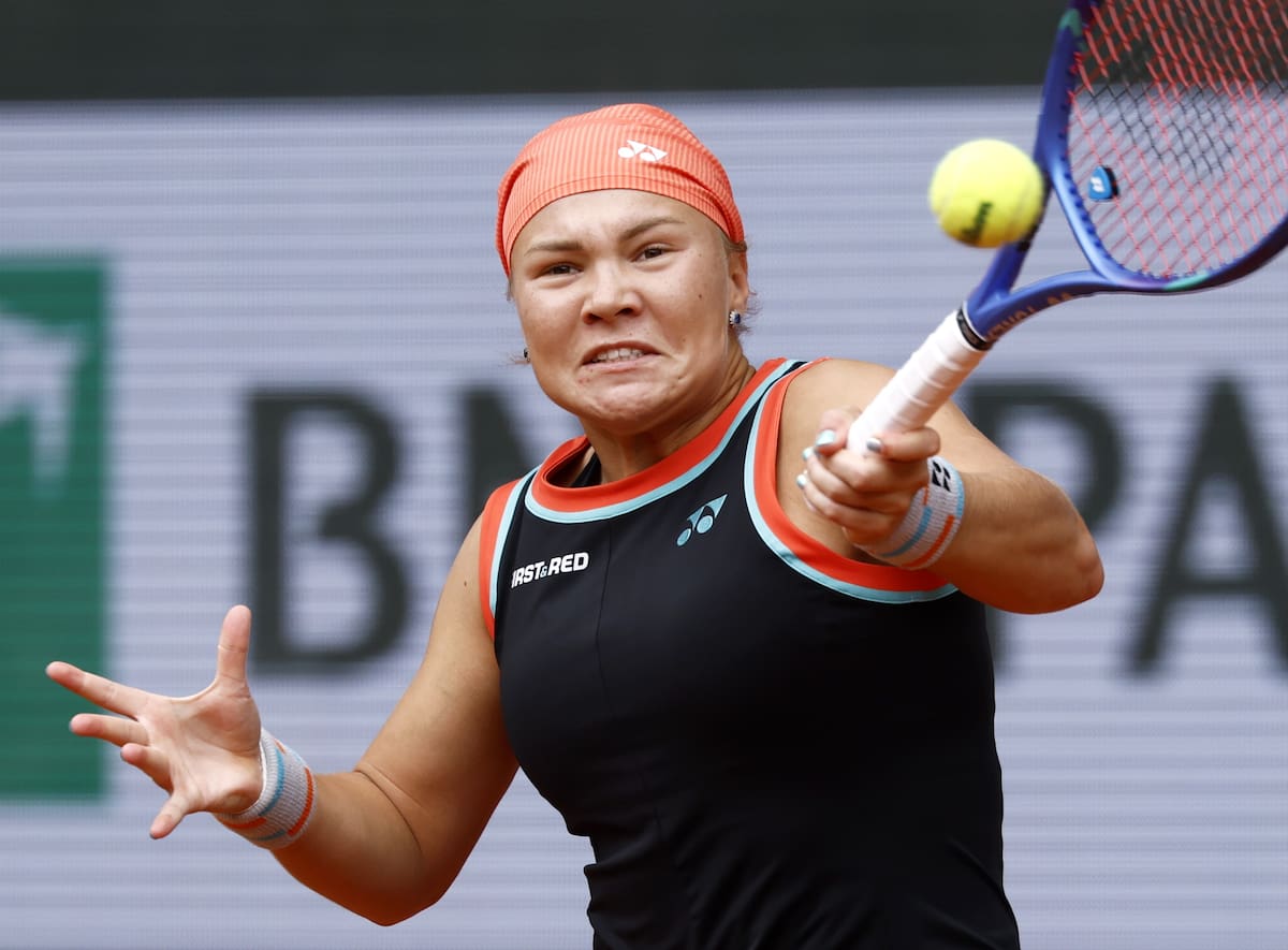 La rusa Diana Shnaider dio la sorpresa de la jornada al eliminar a la bielorrusa Aryna Sabalenka en el Roland Garros. //Foto, EFE: YOAN VALAT