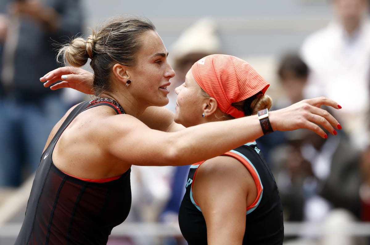 La rusa Diana Shnaider de Rusia (D) abraza a la bielorrusa Aryna Sabalenka después de ganar su partido de cuartos de final en Roland Garros. //Foto, EFE: YOAN VALAT