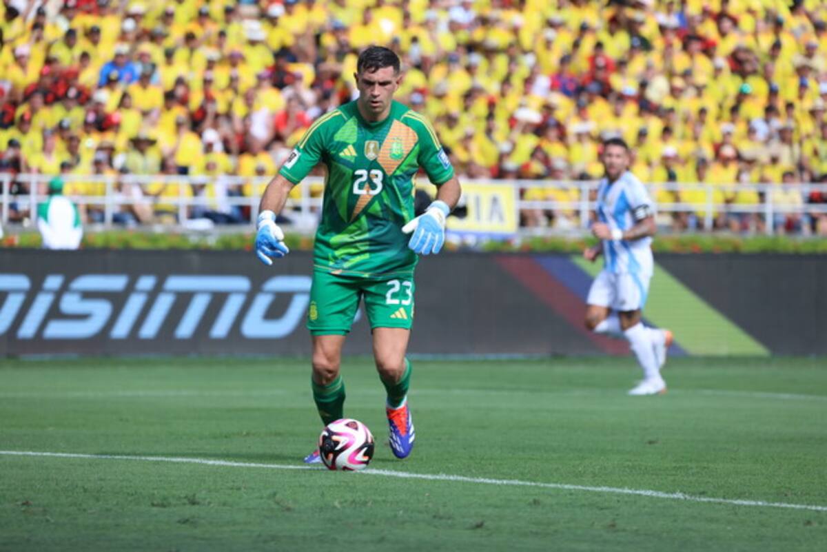 El Dibu Martínez fue uno de los argentinos más pitados por el público colombiano. /7 Colprensa