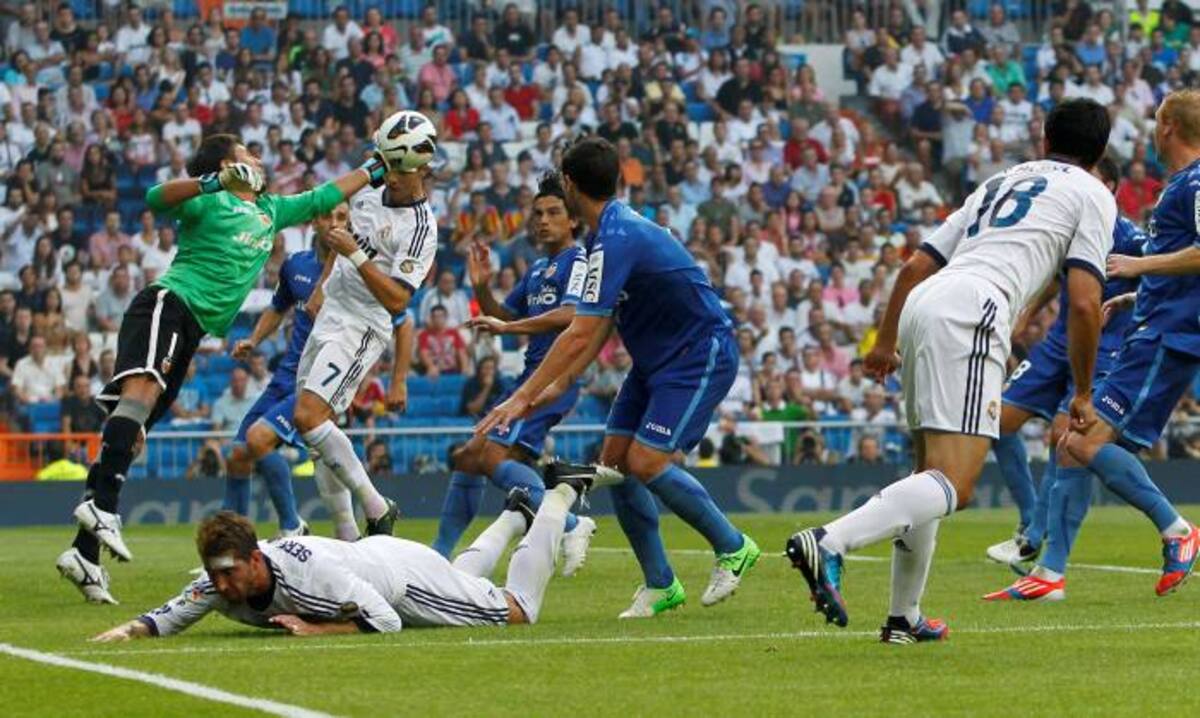 Cristiano Ronaldo y Diego Alves durante el partido entre Real Madrid y el Valencia que se disputó en el Santiago Bernabéu. AP Andres Kudacki