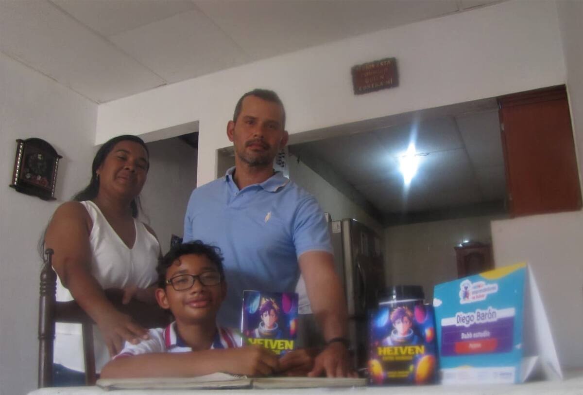 Diego Andrés Barón Bastidas junto a sus padres. // Julio Castaño