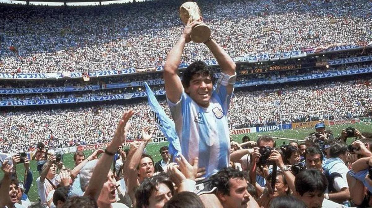 Roberto Cejas, el santafesino que protagonizó una de las imágenes más icónicas del fútbol argentino al llevar en hombros a Diego Maradona con la Copa del Mundo. /FOTO: Archivo