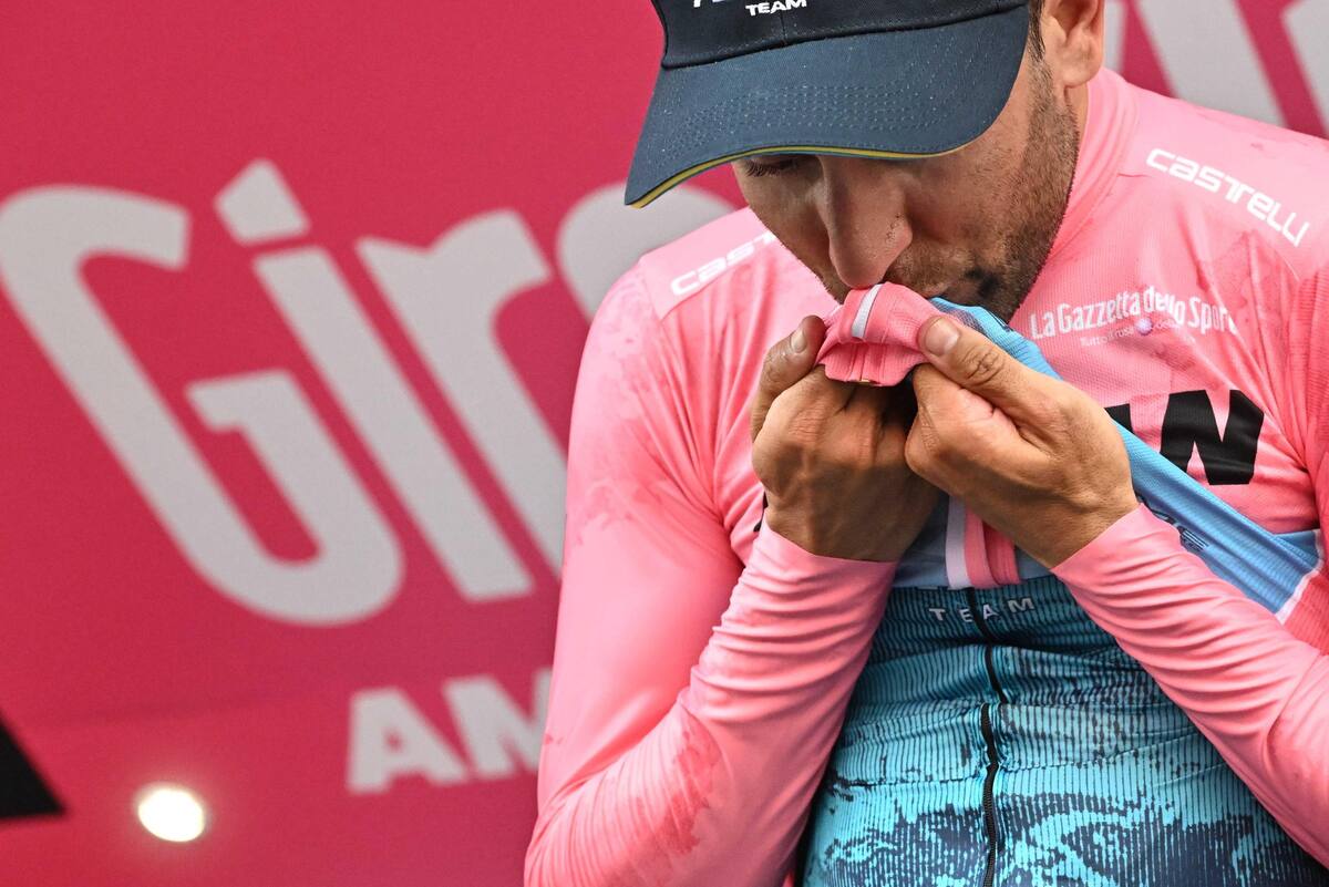 El ciclista italiano Diego Ulissi del Xds Astana Team, con la camiseta rosa de líder de la general, posa en el podio después de la octava etapa del 108 Giro de Italia 2025. //EFE