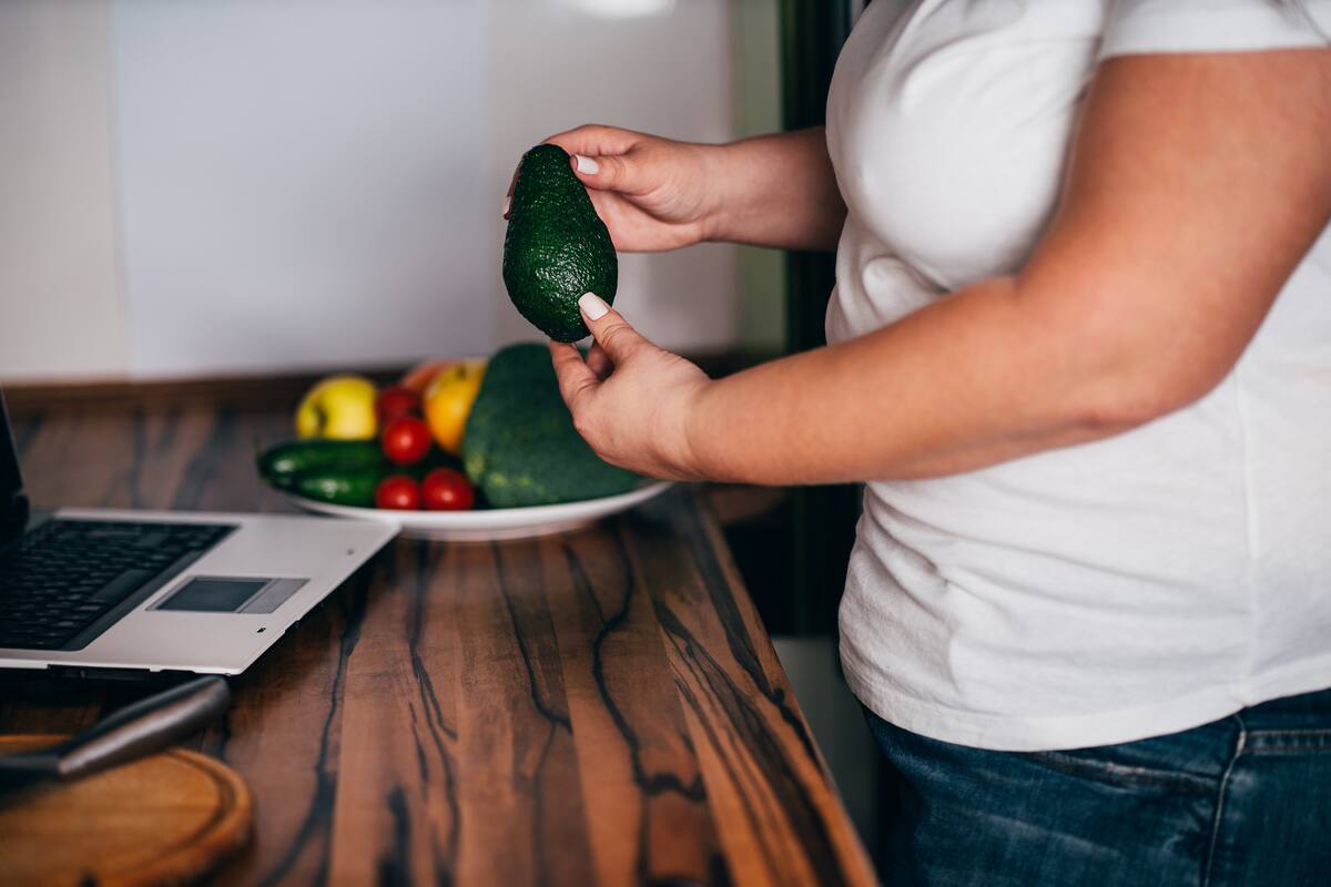 La dieta keto es alta en grasas y proteína pero reducida en carbohidratos, sin embargo debe llevarse bajo supervision.