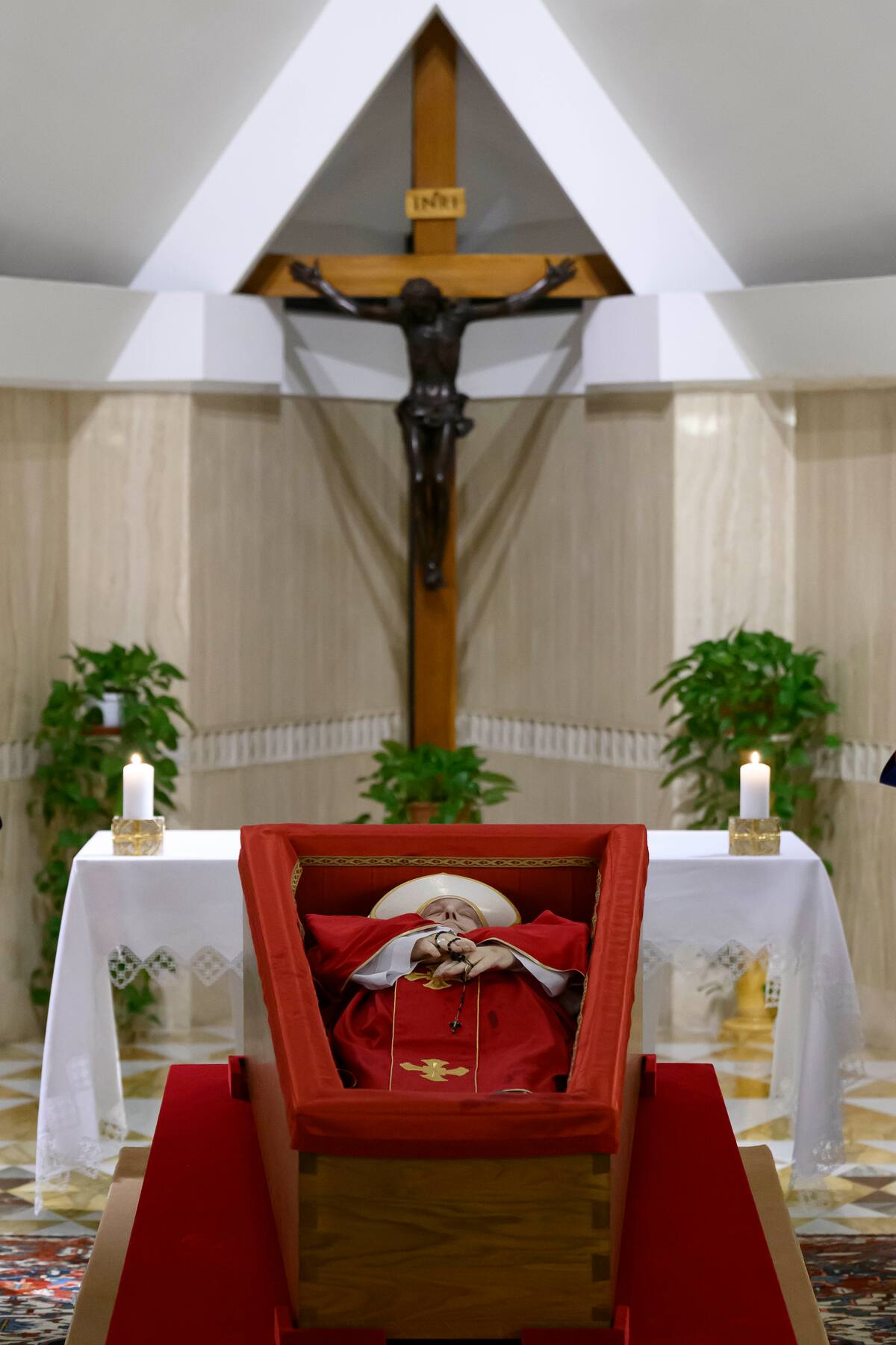 Una de las imágenes que ha difundido el Vaticano del papa Francisco en el féretro. EFE/Simone Risoluti/Dicasterio Para La Comunicación De La Santa Sede.