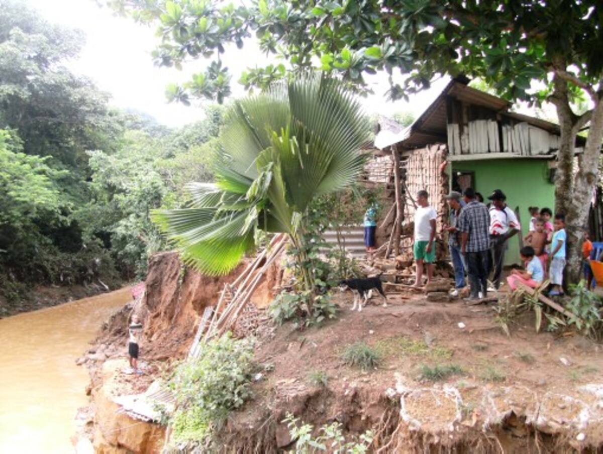 Toda una vida de trabajo se fue al arroyo Catalina en menos de dos horas. La familia Buelvas se quedó en la calle. JOSEITO CASTAÑO - EL UNIVERSAL