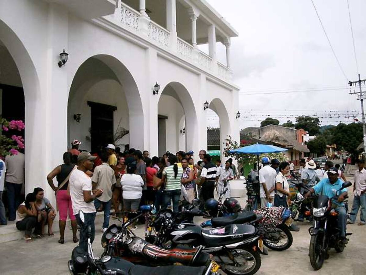 Los desplazados se acercaron hasta las instalaciones de la Alcaldía para averiguar por las inscripciones. JOSEITO CASTAÑO - EL UNIVERSAL