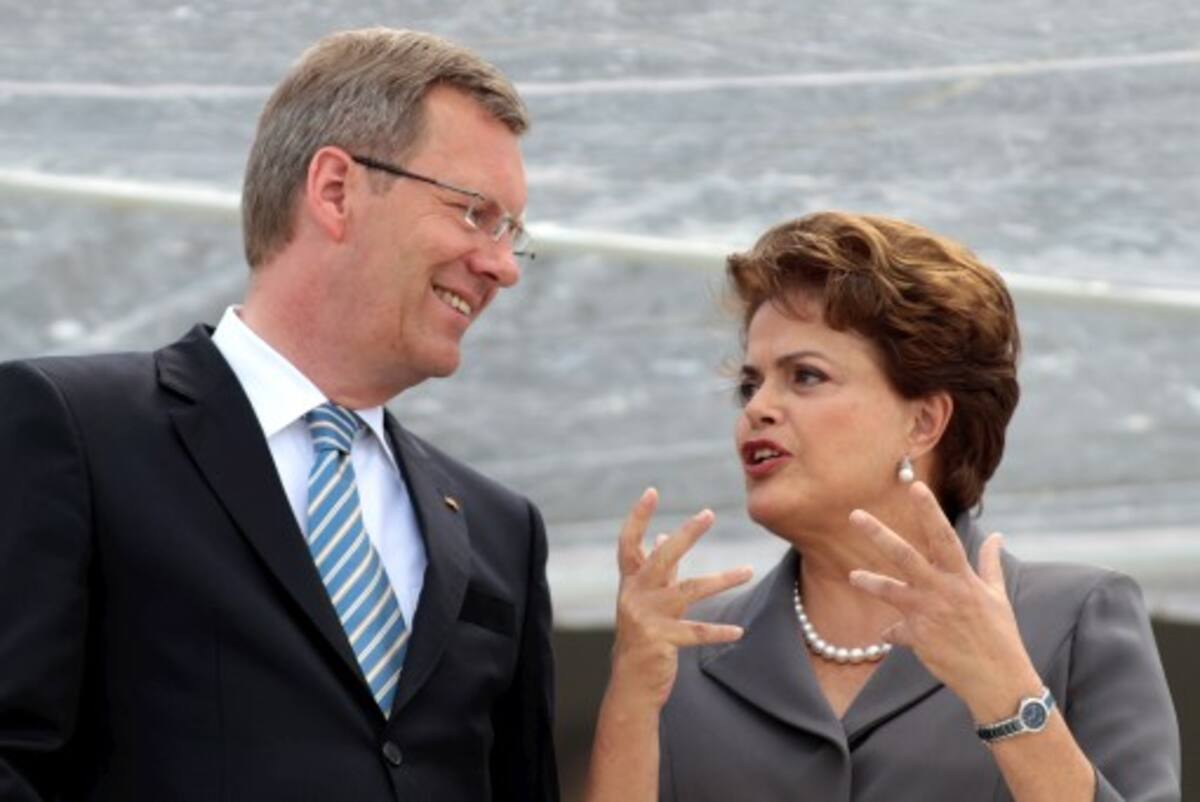 Dilma Rousseff, presidenta de Brasil (der) habla con el presidente de Alemania CDilma Rousseff, presidenta de Brasil (der) habla con el presidente de Alemania Christian Wulff. AP ERALDO PERES