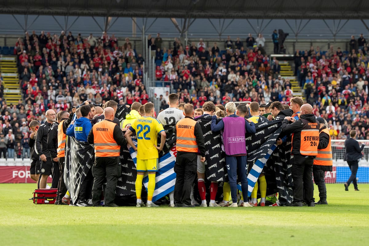 Jugadores de Dinamarca y Ucrania forman un círculo alrededor del jugador danés Christian Eriksen después de que se desplomara durante el partido amistoso internacional de fútbol entre Dinamarca y Ucrania en Odense, Dinamarca. //Foto, AP: Bo Amstrup/Ritzau Scanpix