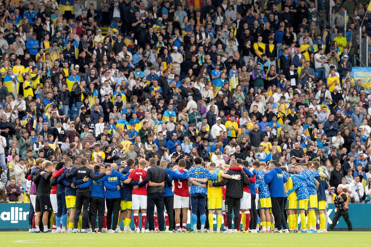 Los representantes de Dinamarca y Ucrania se reúnen en el terreno de juego después de que el partido amistoso internacional de fútbol entre Dinamarca y Ucrania fuera cancelado en Odense. //Foto, AP: Bo Amstrup/Ritzau Scanpix