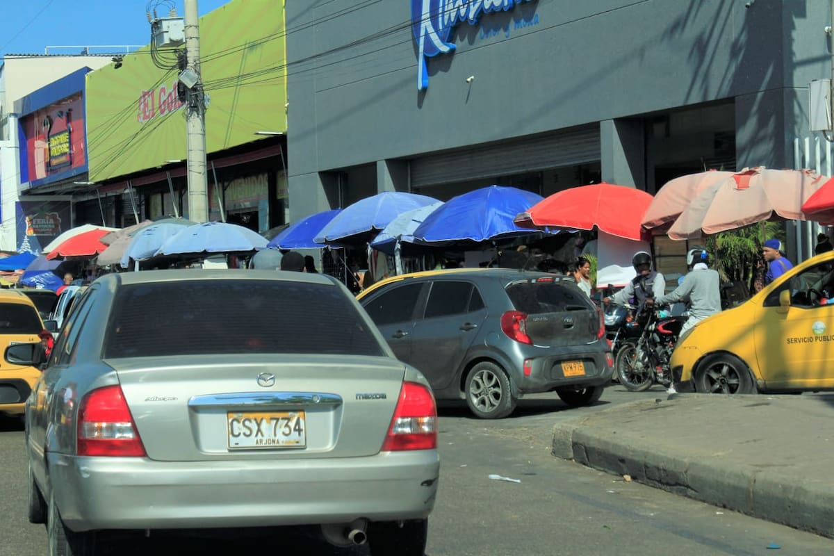 Dinámica y movilidad en el Mercado de Bazurto este domingo 7, Día de las Velitas. // Foto: Julio Castaño Beltrán - El Universal